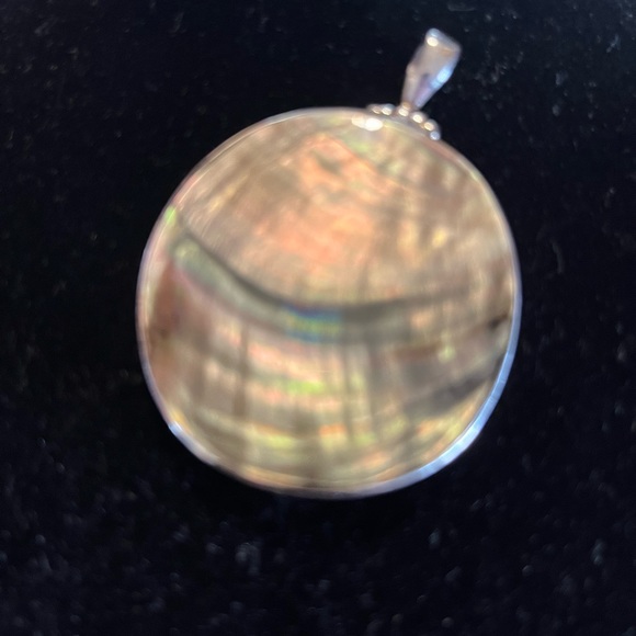 Sterling & Black Mother Of Pearl Pendant. - Picture 2 of 6